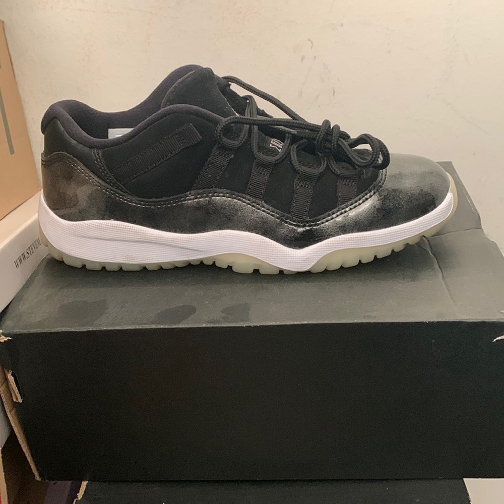 Im selling Jordan’s all black only whore 1 time